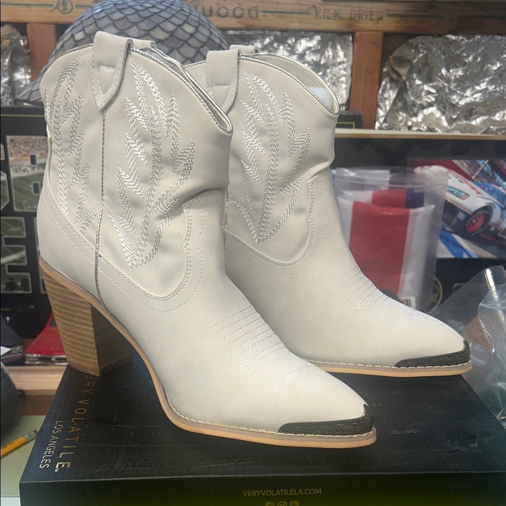 Very Volatile Women's Cream Heeled Boots